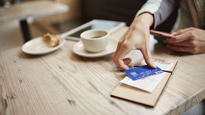 Membayar tagihan di kafe dengan Visa pcidss