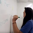 Gadis di papan penanda