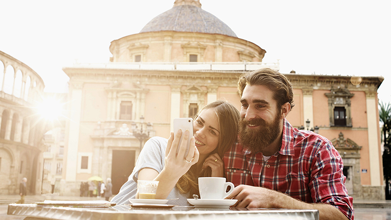 Pasangan yang tengah bepergian di kafe Pasangan yang tengah bepergian di kafe