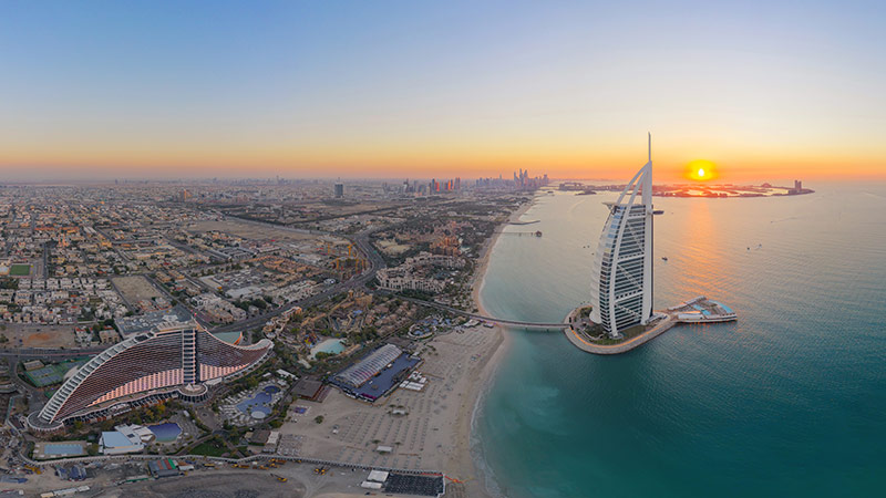 Gambar keindahan Kota Dubai saat matahari terbit yang bisa dinimkati pada saat travel ke Dubai
