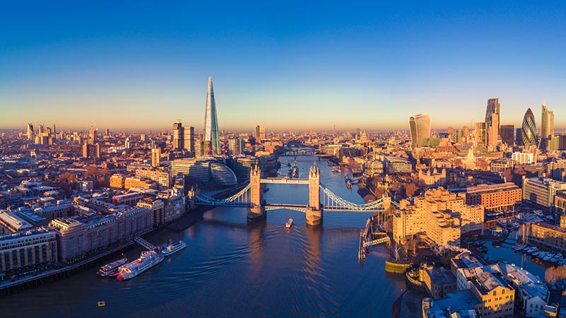 Gambar Kota London saat matahari terbenam merupakan pengalaman yang dapat dinikmati pada saat travel ke London