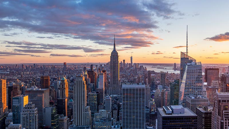 Suasana kota New York pada saat matahari tenggelam yang dapat dinikmati pada saat travel ke New York 