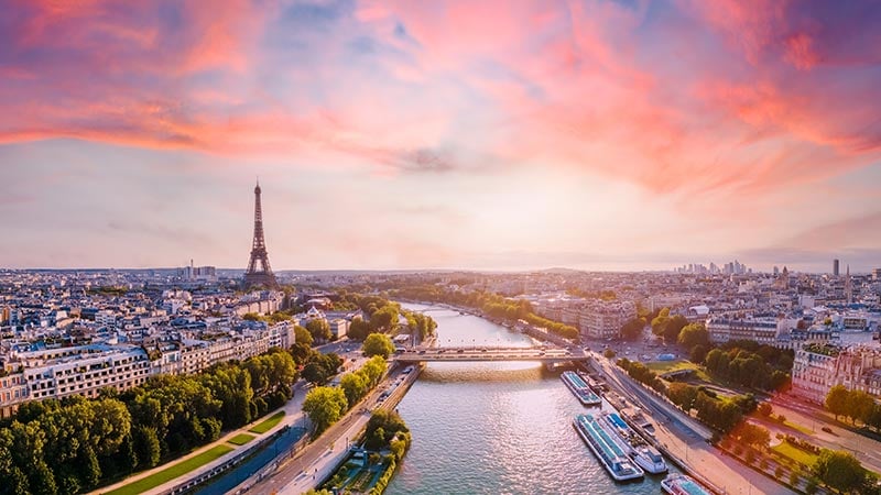 Gambar Kota keindahan kota Paris di saat matahari terbenam bisa dinikmati pada saat travel ke Paris